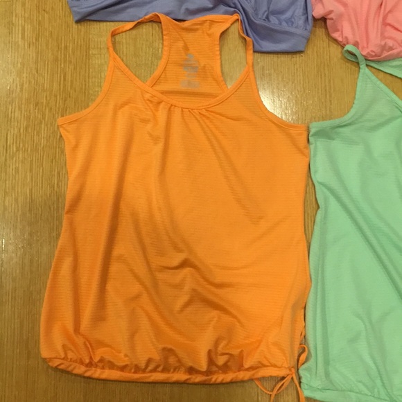 💪🏻Old Navy Active bundle of 4 tops💪🏻 - Picture 4 of 8